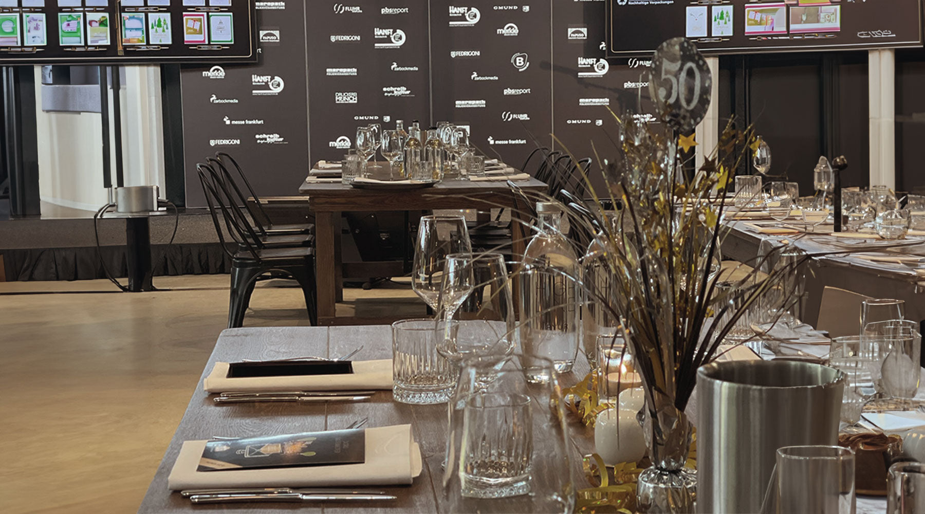 Verleihung der Goldenen Grußkarte in der Motorworld München gegenüber der Messe München