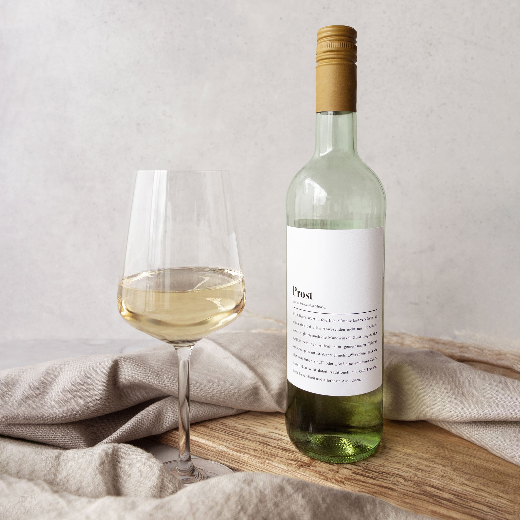Prost, Substantiv: Wird dieses Wort in feierlicher Runde laut verkündet, so heben sich bei allen Anwesenden nicht nur die Gläser, sondern gleich auch die Mundwinkel.