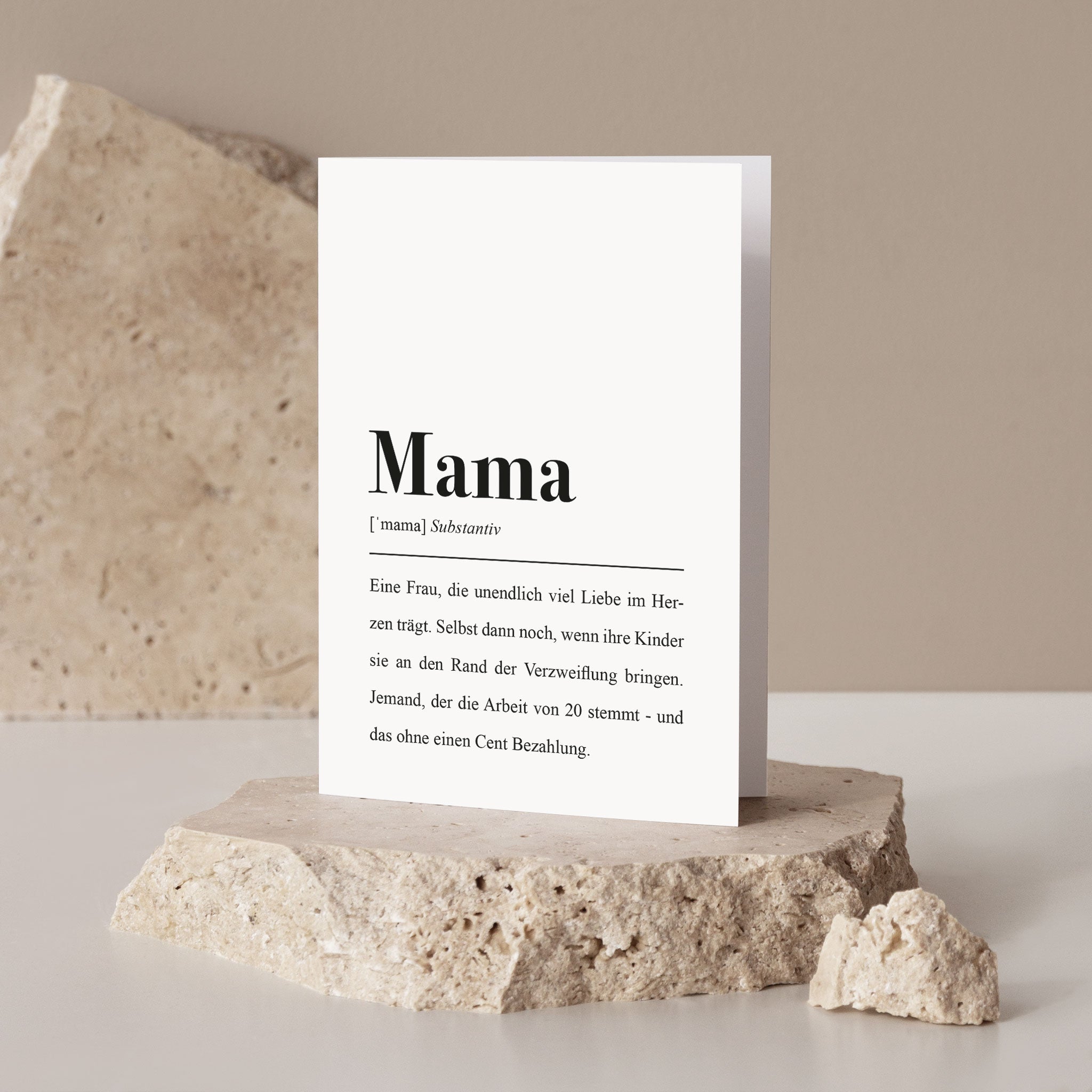 Mama, Substantiv: Eine Frau, die unendlich viel Liebe im Herzen trägt. Auch dann noch, wenn ihre Kinder sie an den Rand der Verzweiflung bringen.