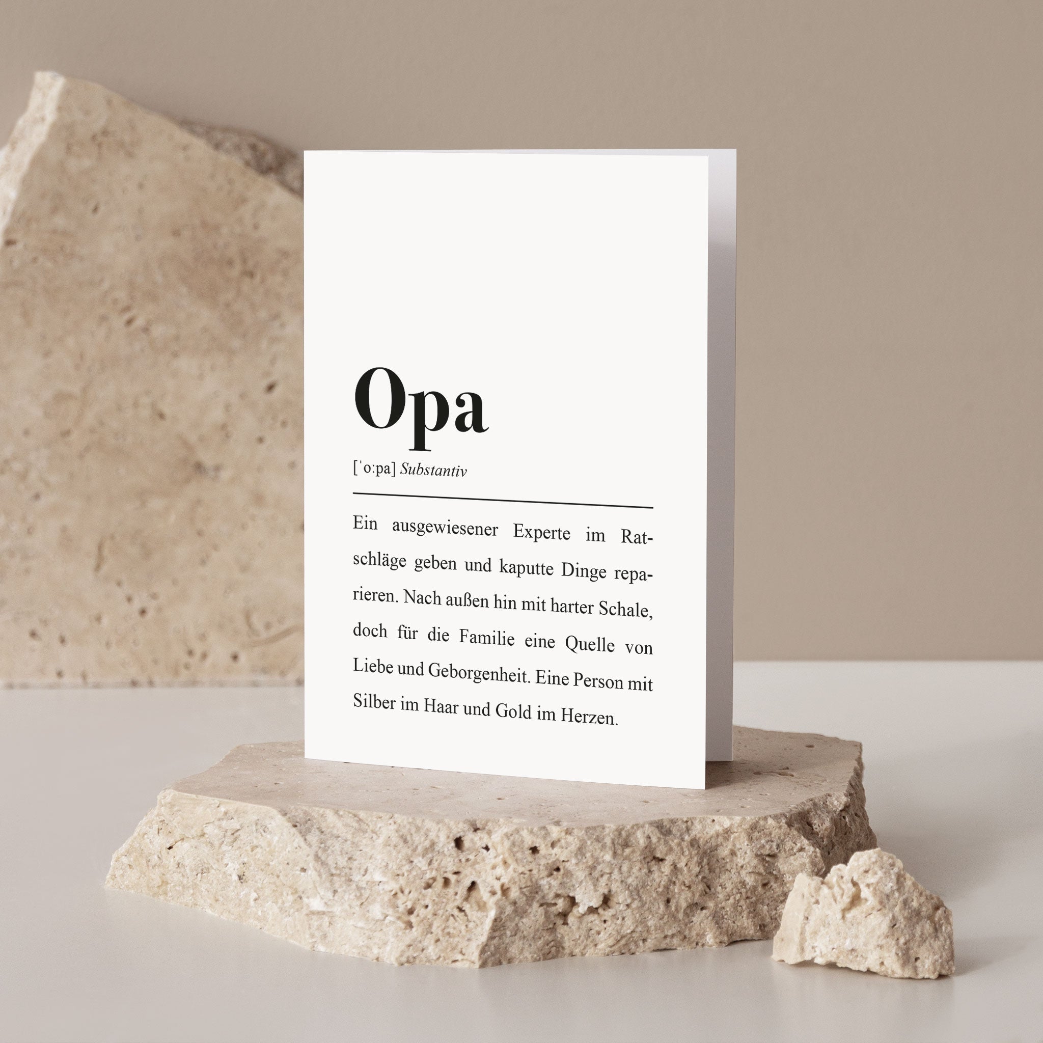 Opa, Substantiv: Ein ausgewiesener Experte im Ratschläge geben und kaputte Dinge reparieren. Nach außen hin mit harter Schale, doch für die Familie eine Quelle von Liebe und Geborgenheit.