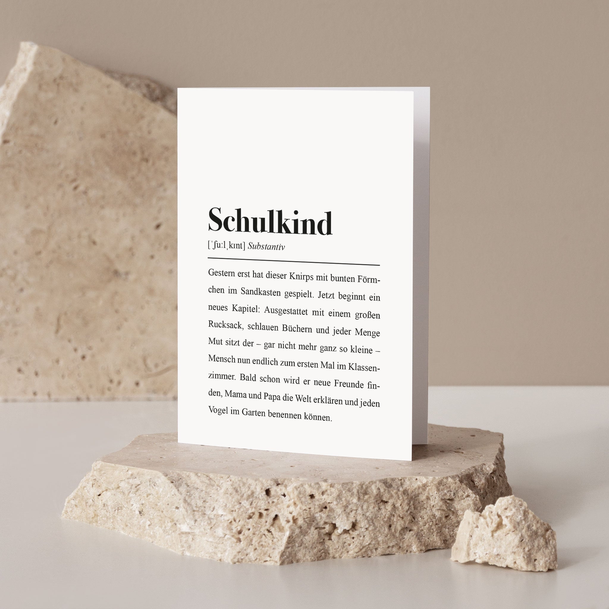 Schulkind, Substantiv: Gestern erst hat dieser Knirps mit bunten Förmchen im Sandkasten gespielt.