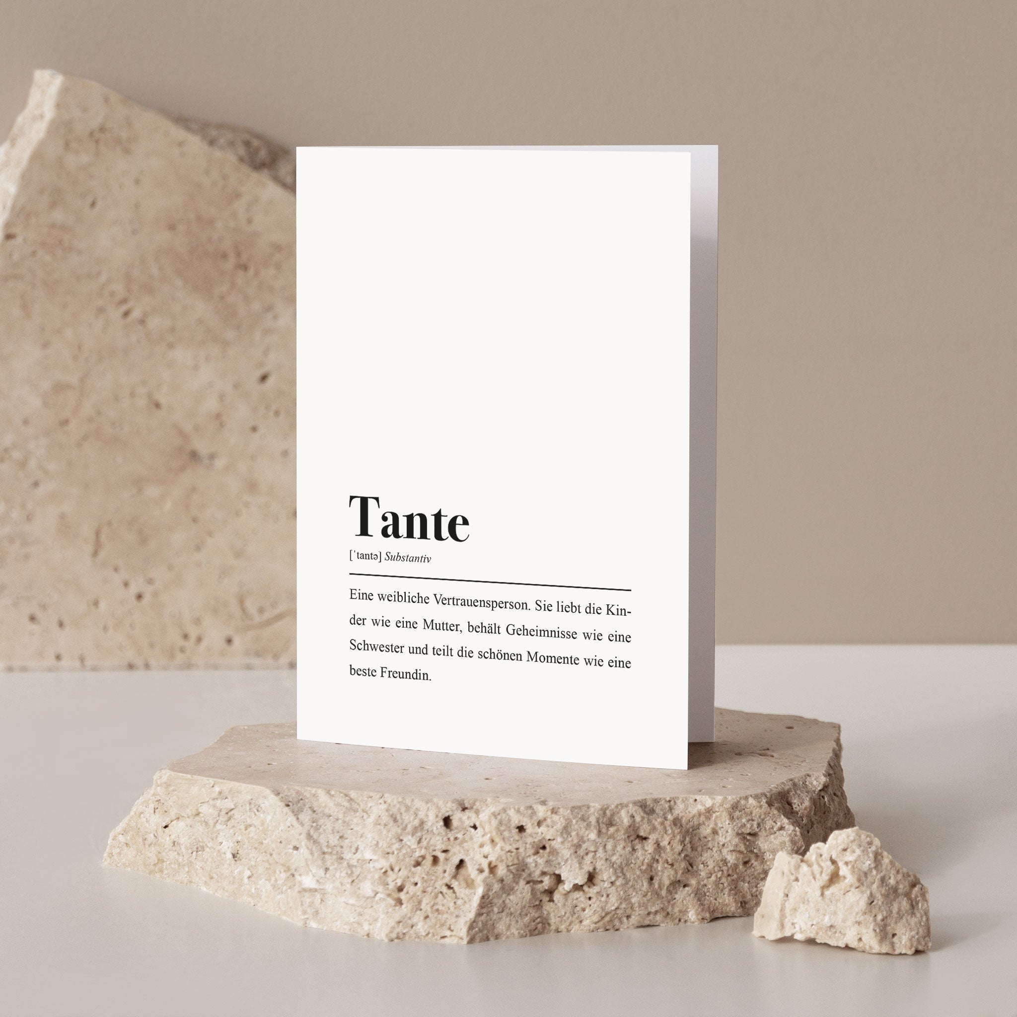 Text: Tante, Substantiv, Eine weibliche Vertrauensperson. Sie liebt die Kinder wie eine Mutter, behält Geheimnisse wie eine Schwester und teilt die schönen Momente wie eine beste Freundin