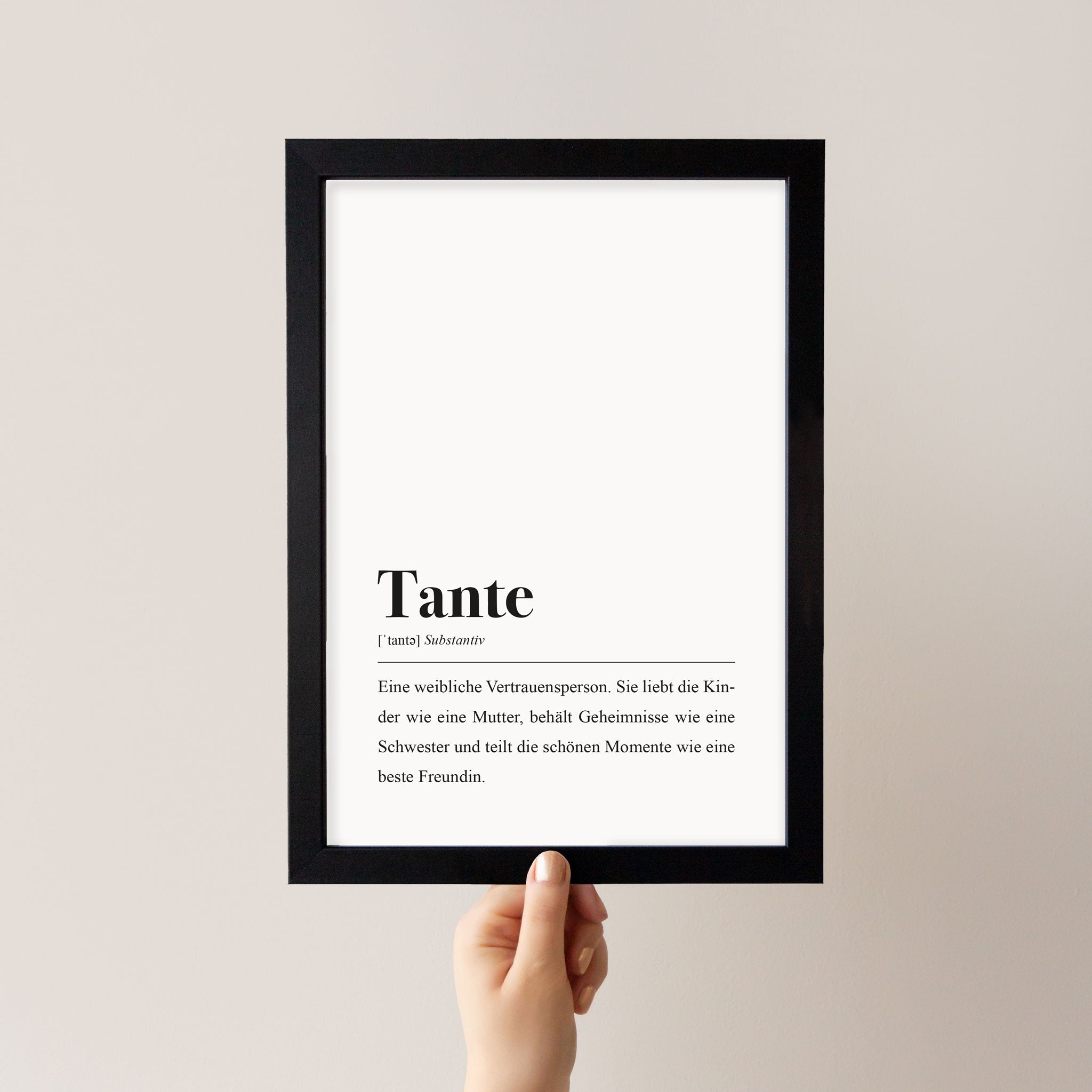 Tante, Substantiv: Eine weibliche Vertrauensperson. Sie liebt die Kinder wie eine Mutter, behält Geheimnisse wie eine Schwester und teilt die schönen Momente wie eine beste Freundin.