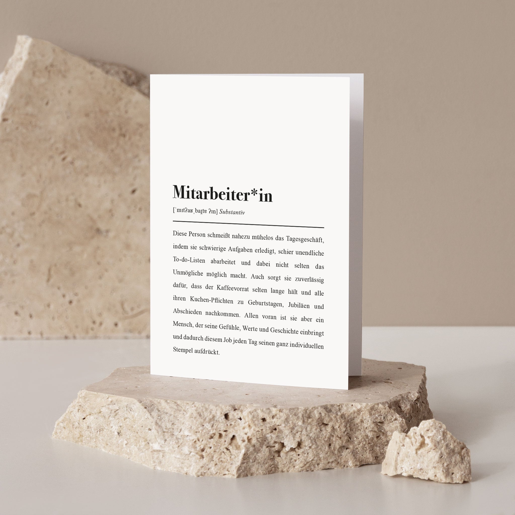 Mitarbeiter / Mitarbeiterin, Substantiv: Diese Person schmeißt nahezu mühelos das Tagesgeschäft, indem sie schwierige Aufgaben erledigt, schier unendliche To-do-Listen abarbeitet und dabei nicht selten das Unmögliche möglich macht.