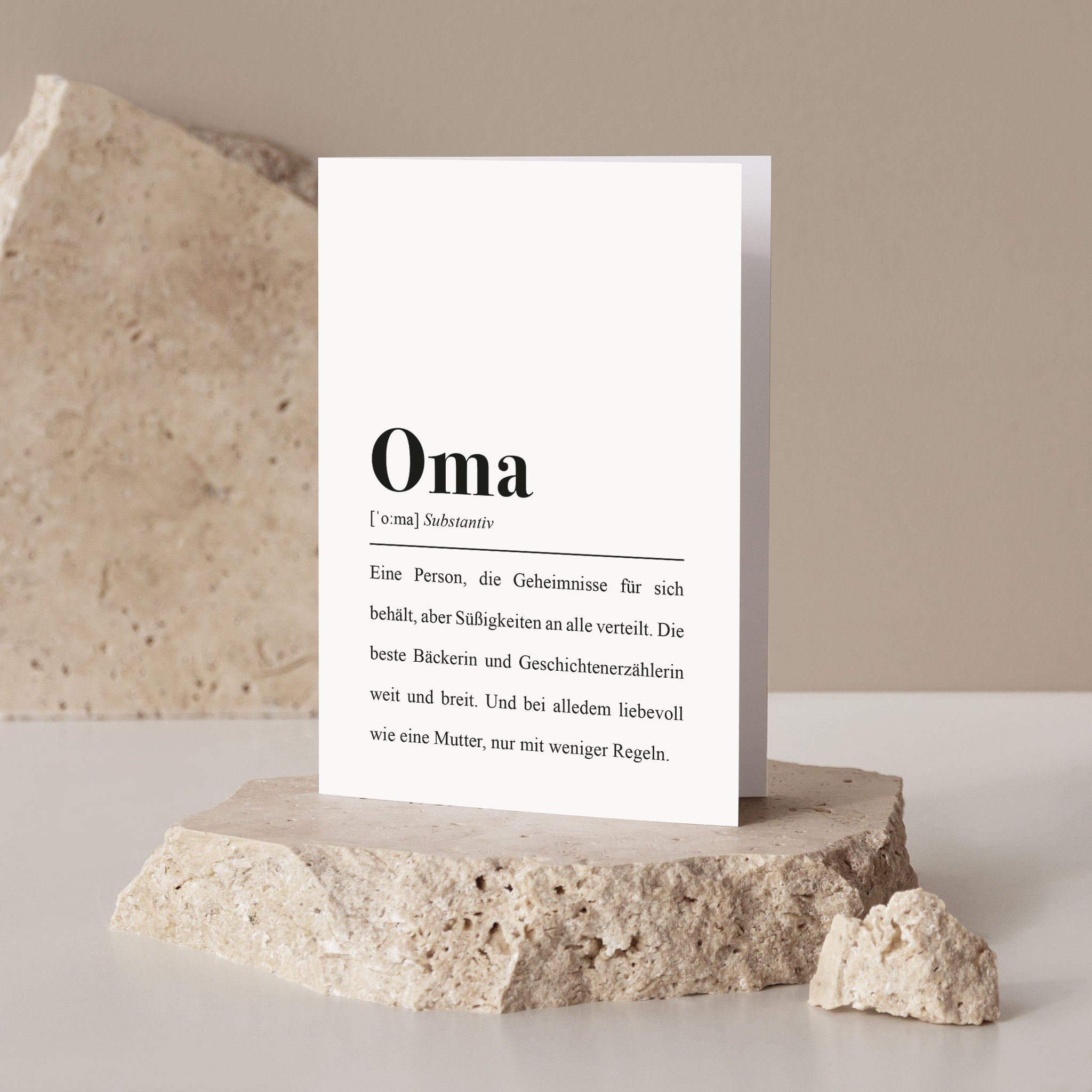 Bedeutung von "Oma": Substantiv - Eine Person, die Geheimnisse für sich behält, aber Süßigkeiten an alle verteilt