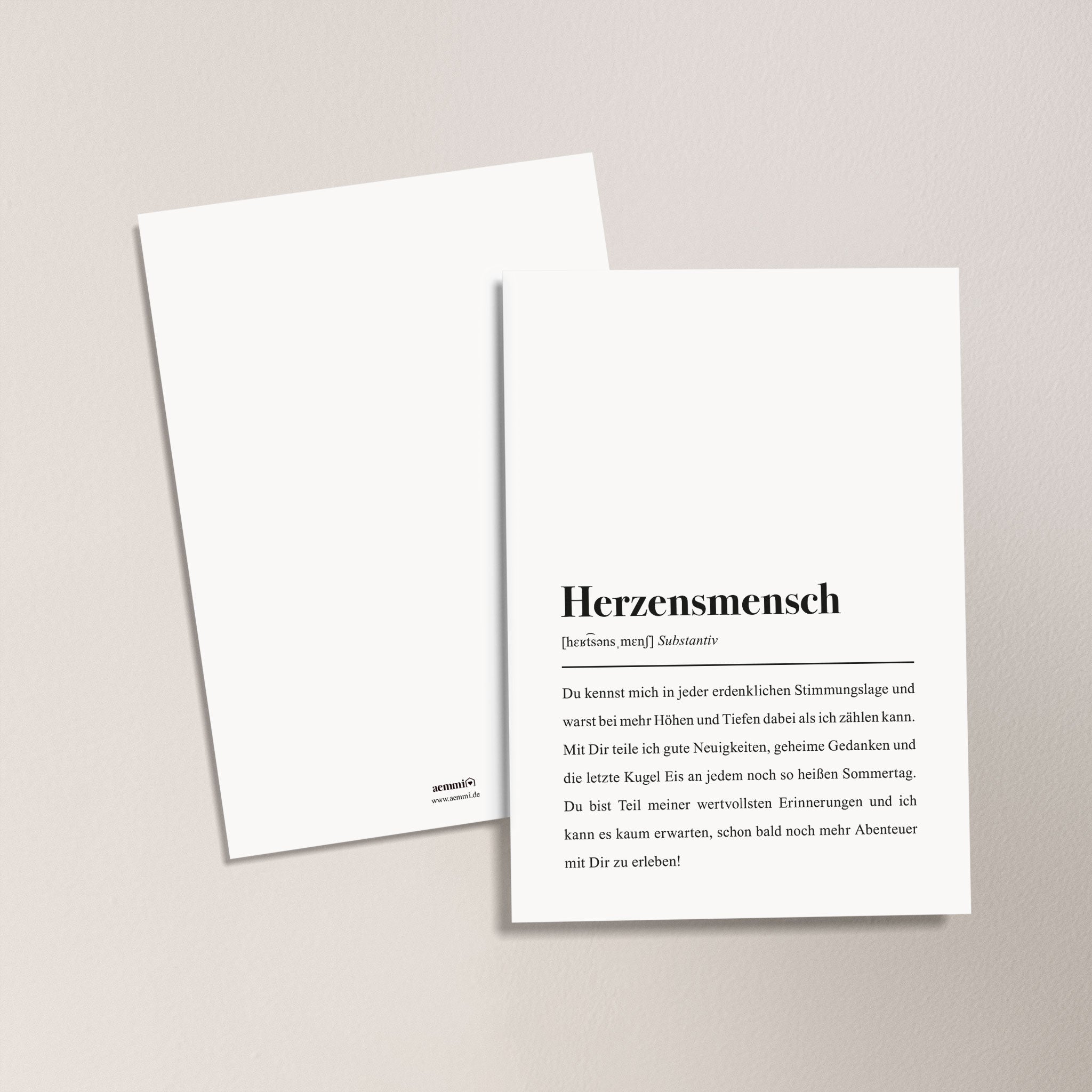 Vorderseite und Rückseite einer schwarz weißen Postkarte mit einem Text, der beschreibt wie schön es ist, enge Freunde zu haben