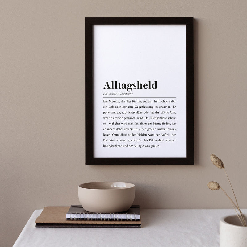 Alltagsheld, Substantiv. Ein Mensch, der Tag für Tag anderen hilft, ohne dafür ein Lob oder gar eine Gegenleistung zu erwarten.