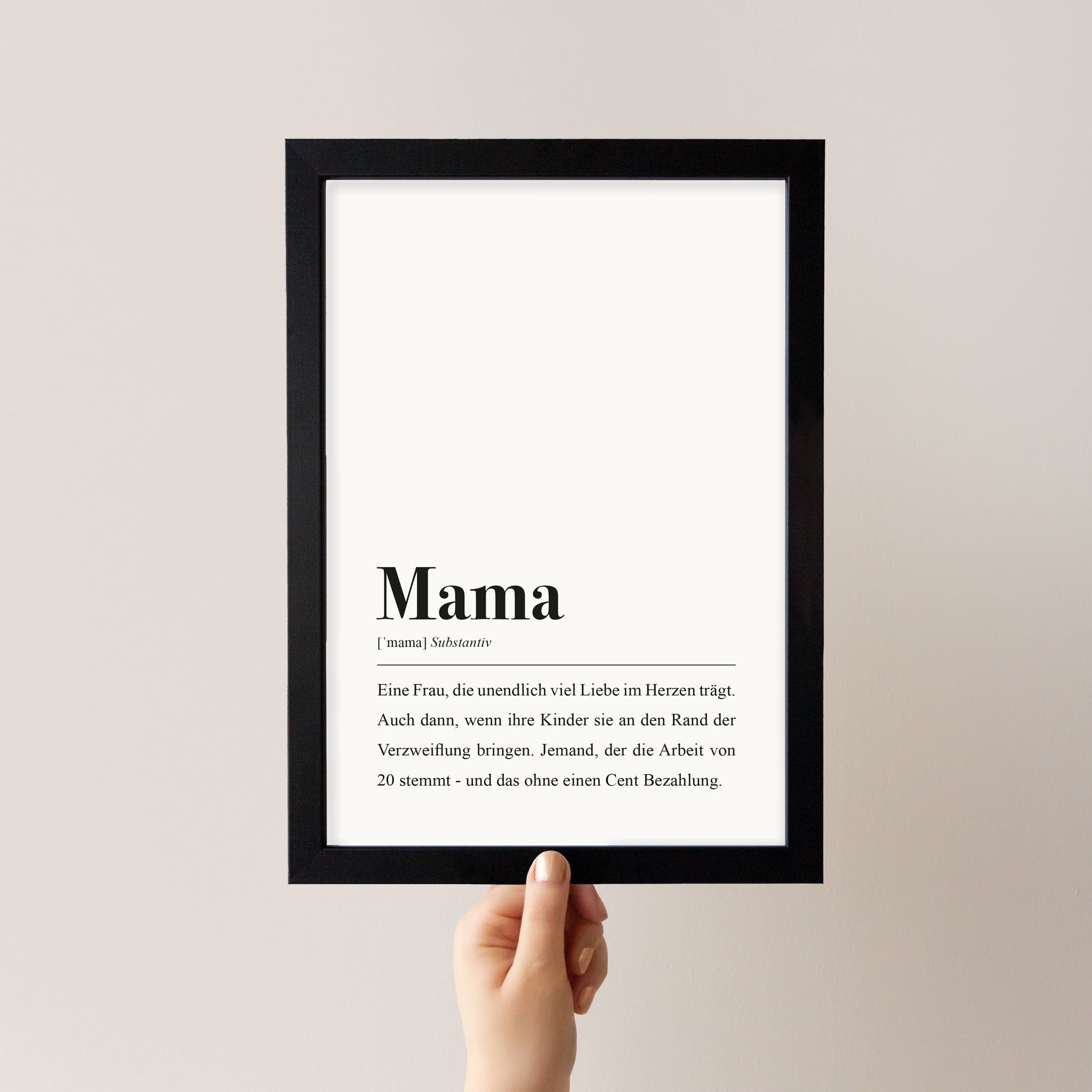 Mama, Substantiv: Eine Frau, die unendlich viel Liebe im Herzen trägt. Auch dann, wenn ihre Kinder sie an den Rand der Verzweiflung bringen. 