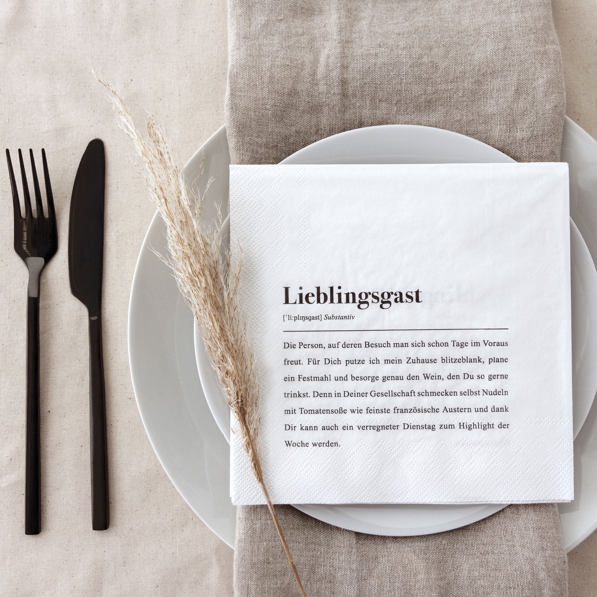 Zum Grillen eingeladen: Serviertten mit Schrift mitbringen